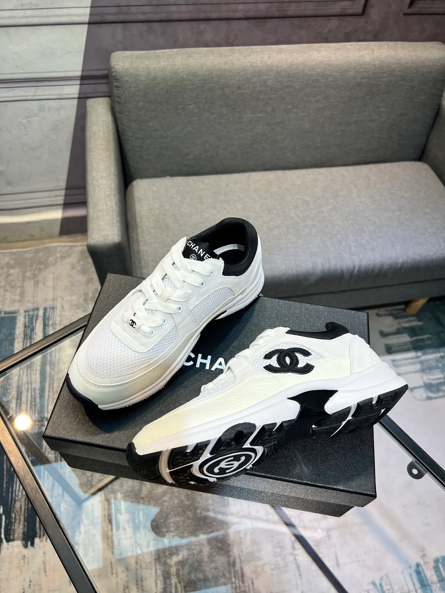 Men's men's shoes 💰620 Exclusive real shot (top version) CHANEL Chanel 2025ss color matching thick-soled casual sports shoes and sneakers. The counter is synchronized. The counter is very popular. A shoe that is very difficult to buy. The most popular thick-soled panda shoes on the Internet. It can be imagined that Xiaoxiang control can't miss it. It has both good looks and comfort. Simple and versatile white shoes. The thick sole increases the height and is super versatile. Close your eyes and wear it. Whoever wears it will look better. Upper: calfskin Lining: imported sheepskin lining Outsole: TPU original outsole Size: 35-44 (customized for women 41 and 40, and 45 for men)